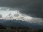Der Vulkan Lanin verschwindet gerade hinter dicken schwarzen Regenwolken.