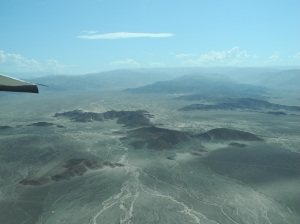 Die wüstenartige Umgebung um Nazca